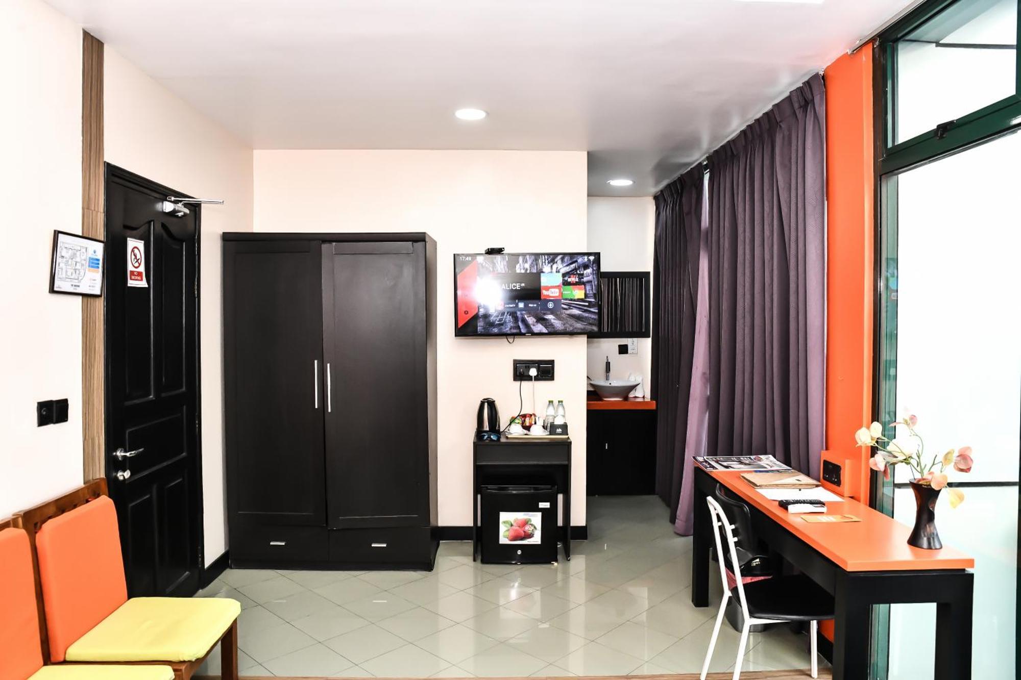 The Beehive 4*