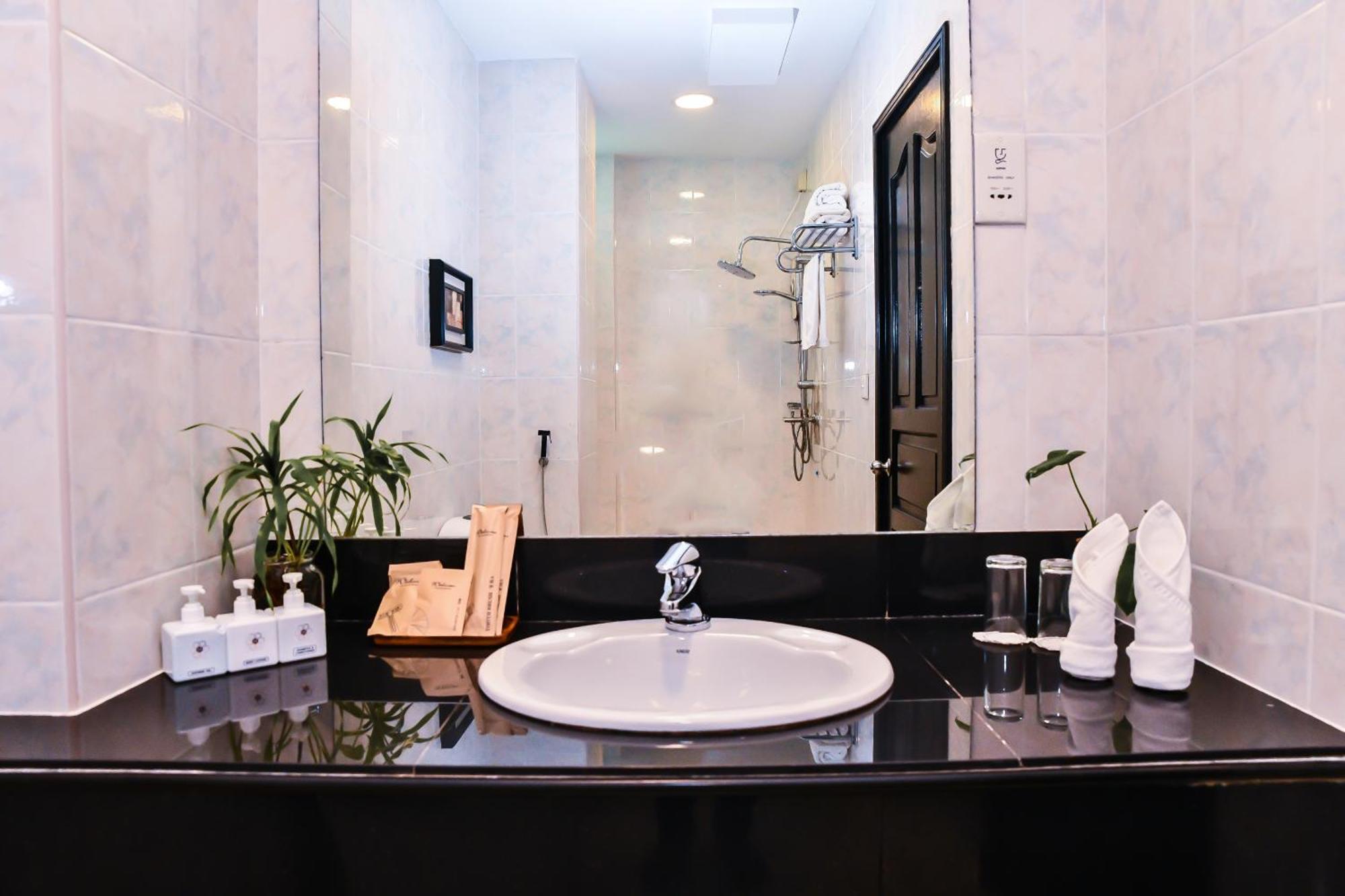 The Beehive 4*