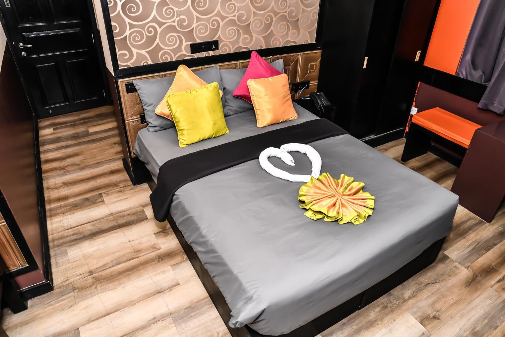 The Beehive 4*