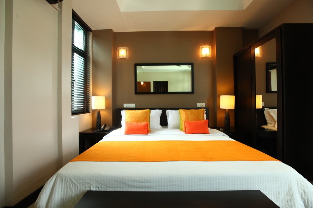 The Beehive 4*