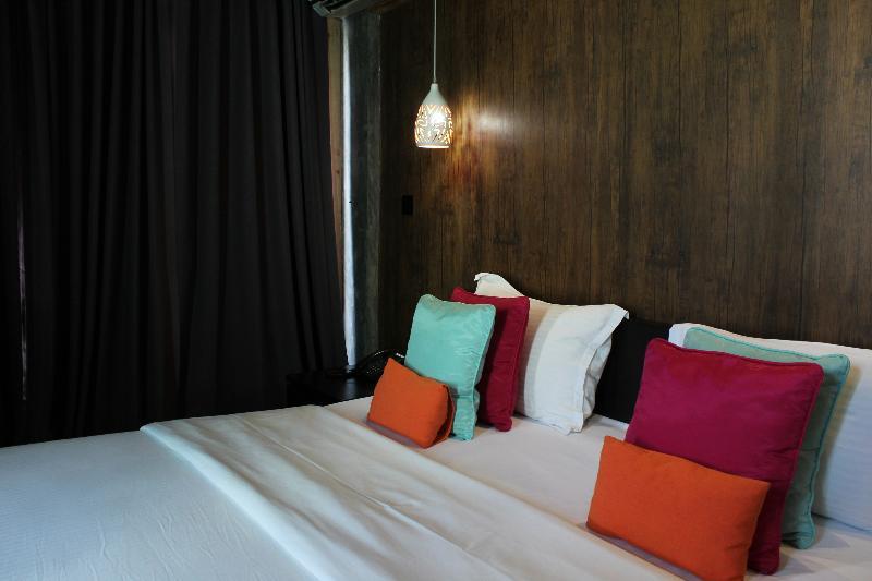 The Beehive 4*